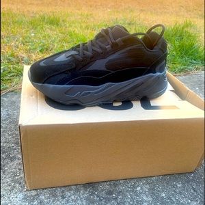 Yeezy Boost 700 v2 size 8 in men’s Size 9 in women